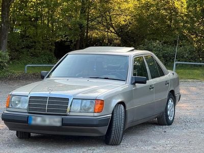 Second-hand Mercedes E230 132 CP (97 kW) 1989 Auriu Berlinǎ