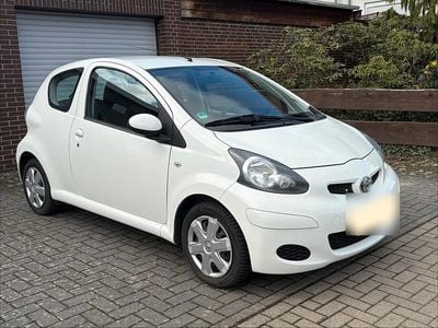 Gebraucht Toyota Aygo 68 PS (50 kW) 2010 Weiß Kleinwagen