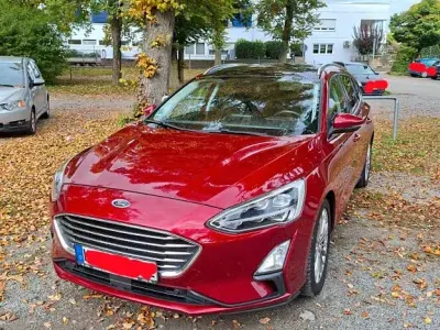 Gebraucht Ford Focus Titanium 120 PS (88 kW) 2019 Rot Limousine