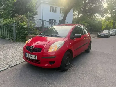 Gebraucht Toyota Yaris 69 PS (50 kW) 2006 Rot Limousine