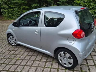 Gebraucht Toyota Aygo 68 PS (50 kW) 2006 Silber Kleinwagen