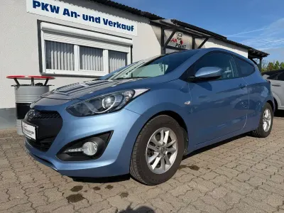 Second-hand Hyundai i30 Classic 99 CP (72 kW) 2013 Albastru Coupe