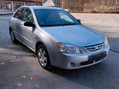 Silber Gebraucht 2005 Kia Cerato Limousine | 2.600 € (Teuer)