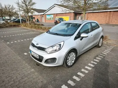 Używany Kia Rio Edition 7 109 KM (80 kW) 2012 Srebrny Sedan/Limuzyna