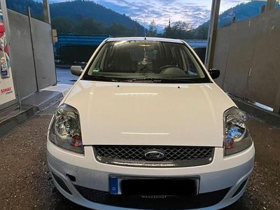 Usata Ford Fiesta 80 CV (58 kW) 2007 Bianco Utilitaria