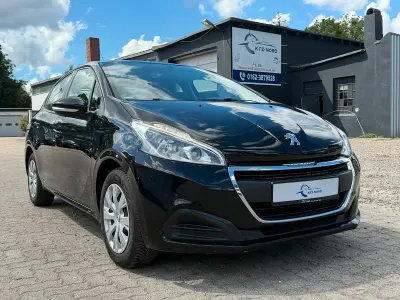 Gebraucht Peugeot 208 Active 82 PS (60 kW) 2016 Schwarz Kleinwagen