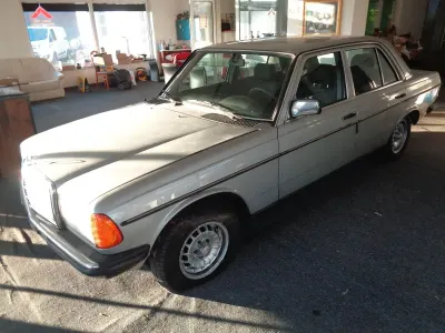 Gebraucht Mercedes E300 88 PS (64 kW) 1983 Silber Limousine