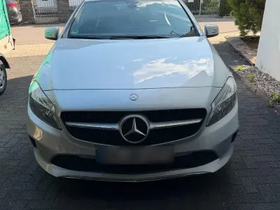 Gebraucht Mercedes A180 122 PS (89 kW) 2015 Silber Kleinwagen