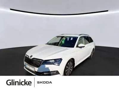 Gebraucht Skoda Superb Premium Edition 150 PS (110 kW) 2023 Moonweiss metallic Kombi