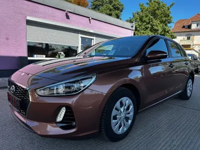 Gebraucht Hyundai i30 Select 101 PS (74 kW) 2017 Braun Limousine