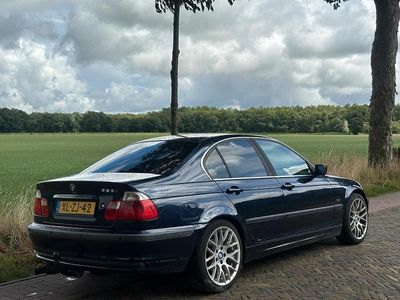 BMW 323
