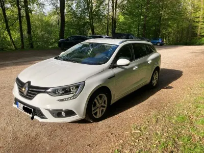 Używany Renault Mégane Intens 116 KM (85 kW) 2020 Biały Sedan/Limuzyna