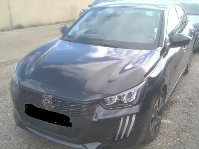 Usata Peugeot 208 Allure 101 CV (74 kW) 2024 Nero Utilitaria