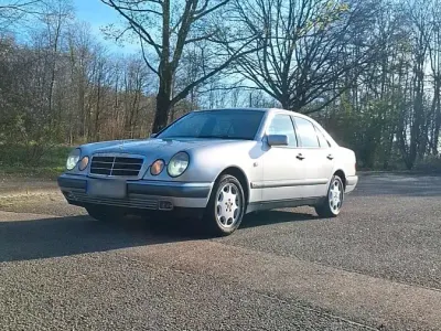 Gebraucht Mercedes E280 204 PS (150 kW) 1997 Silber Limousine