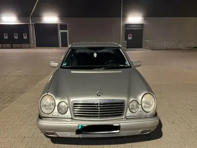 Gebraucht Mercedes E240 170 PS (125 kW) 1999 Silber Limousine