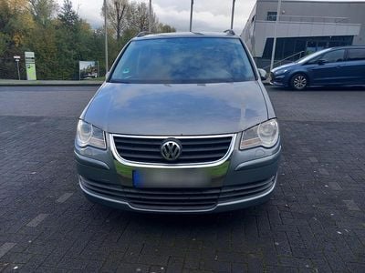 Grau Gebraucht 2009 VW Touran Van / Kleinbus | 4.900 € (Etwas zu teuer)