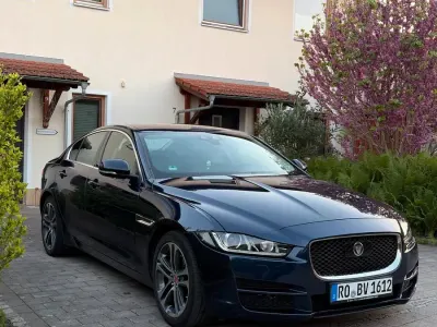 Używany Jaguar XE Portfolio 180 KM (132 kW) 2018 Niebieski Sedan/Limuzyna
