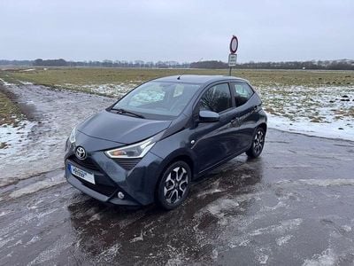 Grau Gebraucht 2019 Toyota Aygo X-play Kleinwagen | 11.800 € (Fairer Preis)