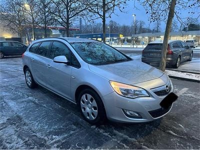 Silber Gebraucht 2011 Opel Astra Kombi | 2.999 € (Guter Preis)