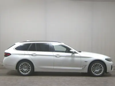 Gebraucht BMW 530e Sport Line 292 PS (214 kW) 2023 Weiss Kombi