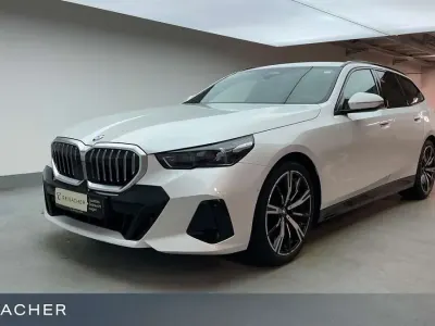 Gebraucht BMW 520 M Sport 197 PS (144 kW) 2025 Mineralweiß metallic Kombi
