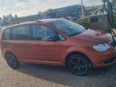 Second-hand VW Touran 140 CP (102 kW) 2009 Roșu Monovolum