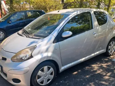 Gebraucht Toyota Aygo 69 PS (50 kW) 2012 Silber Kleinwagen