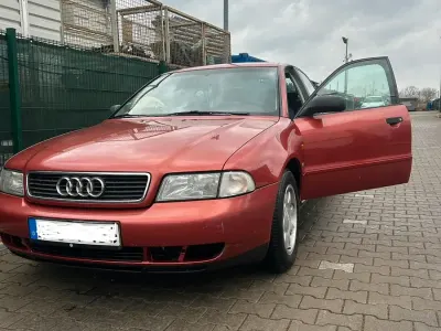 Używany Audi A4 125 KM (91 kW) 1995 Czerwony Sedan/Limuzyna
