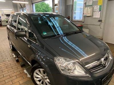 Grau Gebraucht 2014 Opel Zafira Family Van / Kleinbus | 7.359 € (Fairer Preis)