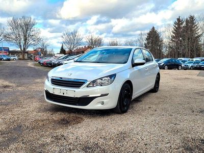 Gebraucht Peugeot 308 Active 125 PS (91 kW) 2015 Weiß Limousine
