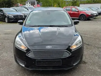 Usado Ford Focus Trend 125 CV (91 kW) 2017 Negro Berlina