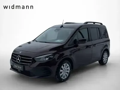 Używany Mercedes T180 116 KM (85 kW) 2023 Czerwony Minivan