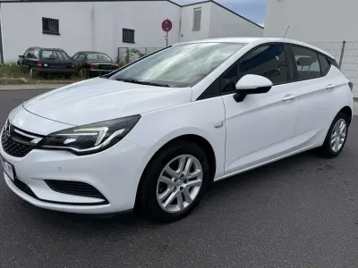 Gebraucht Opel Astra Edition 110 PS (80 kW) 2016 Schneeweiss/summitwhite/arctic Limousine