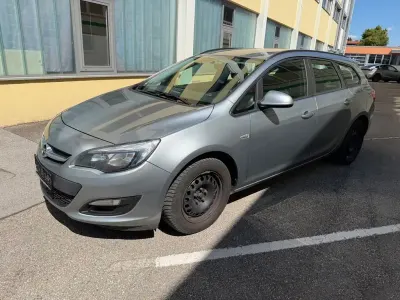 Gebraucht Opel Astra Edition 110 PS (80 kW) 2015 Silbersee/perl silber (m2) (metallic) Kombi