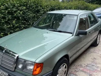 Gebraucht Mercedes E230 136 PS (100 kW) 1988 Grün Limousine