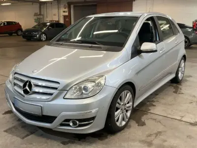 Gebraucht Mercedes B180 109 PS (80 kW) 2011 Polarsilber Kleinwagen
