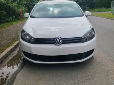 Gebraucht VW Golf VI Comfortline 105 PS (77 kW) 2010 Weiß Kleinwagen