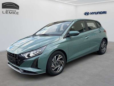 Neu Hyundai i20 Trend 101 PS (74 kW) 2025 Mangrove green Limousine