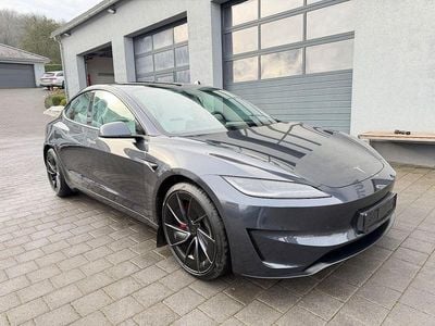 Grau Gebraucht 2024 Tesla Model 3 Performance Limousine | 51.950 € (Etwas zu teuer)