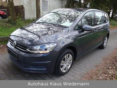 Second-hand VW Touran Trendline 110 CP (80 kW) 2018 Gri Monovolum