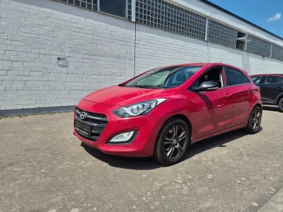 Gebraucht Hyundai i30 110 PS (80 kW) 2015 Rot Limousine