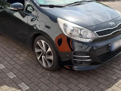 Gebraucht Kia Rio Spirit 90 PS (66 kW) 2015 Schwarz Limousine