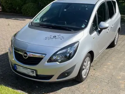 Gebraucht Opel Meriva Design Edition 101 PS (74 kW) 2011 Silber Van / Kleinbus