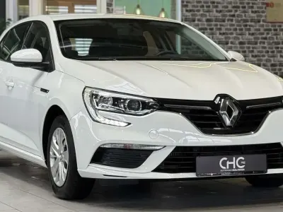 Używany Renault Mégane Life 116 KM (85 kW) 2019 Biały Sedan/Limuzyna