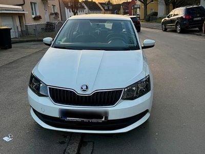 Weiß Gebraucht 2015 Skoda Fabia Kleinwagen | 7.500 € (Fairer Preis)