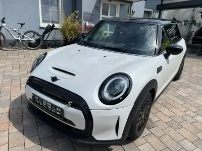 Gebraucht Mini Cooper SE 135 kW (184 PS) 2023 Nanuq white metallic Kleinwagen