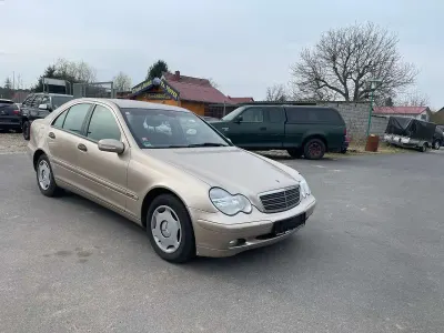Gebraucht Mercedes C180 143 PS (105 kW) 2003 Travertinbeige  metalliclack Limousine