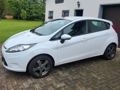 Gebraucht Ford Fiesta 82 PS (60 kW) 2011 Weiß Kleinwagen