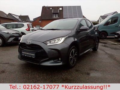 Grau Neu 2025 Toyota Yaris Limousine | 25.890 € (Fairer Preis)