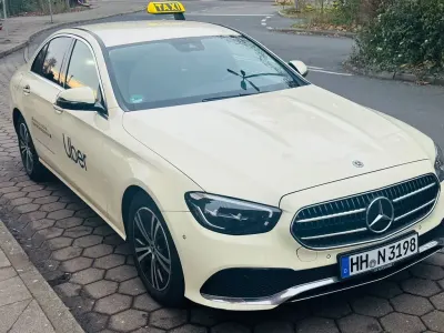 Gebraucht Mercedes E220 194 PS (142 kW) 2021 Schwarz Limousine
